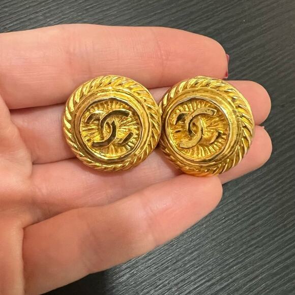 100% Authentic Chanel Logo Earrings Gold Brass Clip On - With Box - Picture 3 of 12